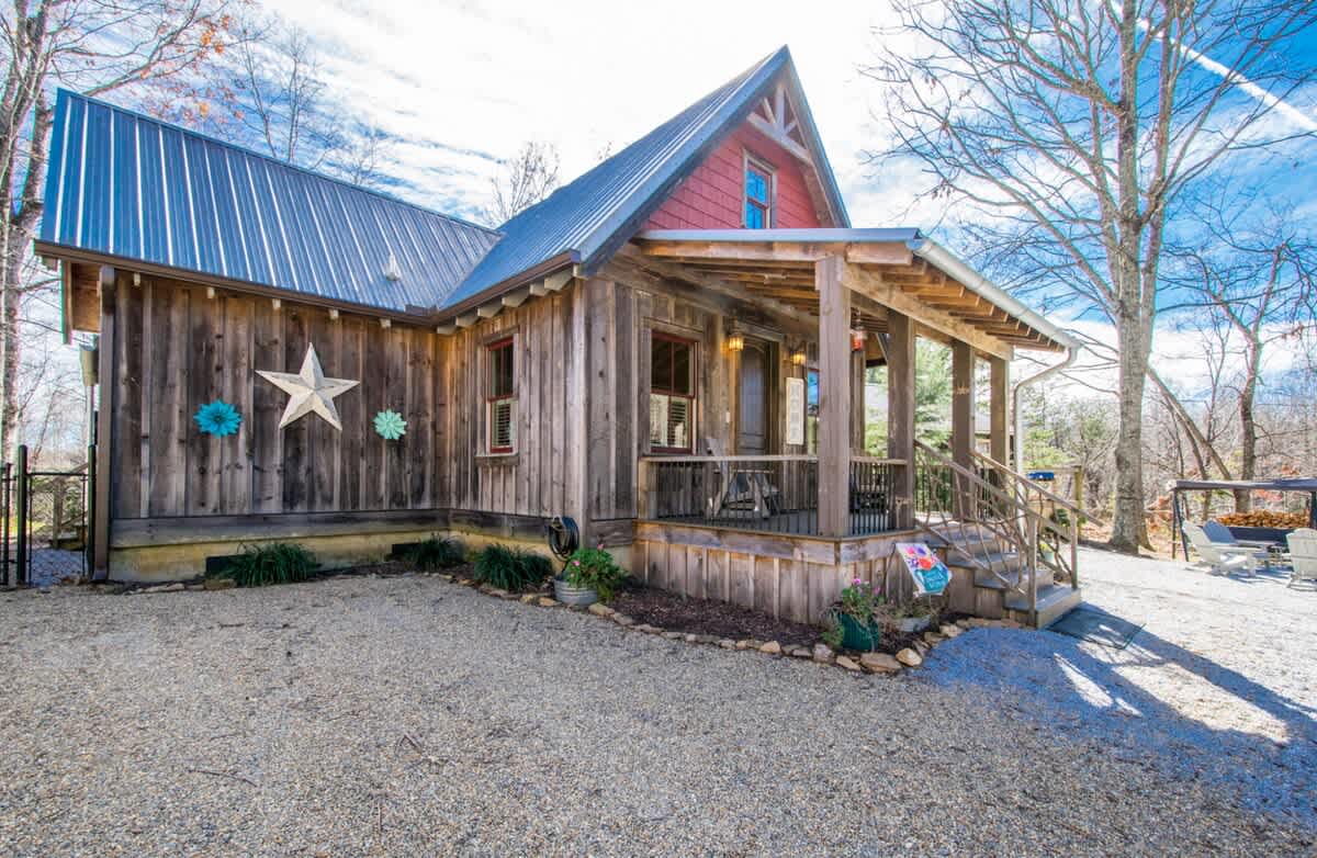Rustic Awesome 4BR Lodge w/ Game Room & Fire Pit | Free Tickets