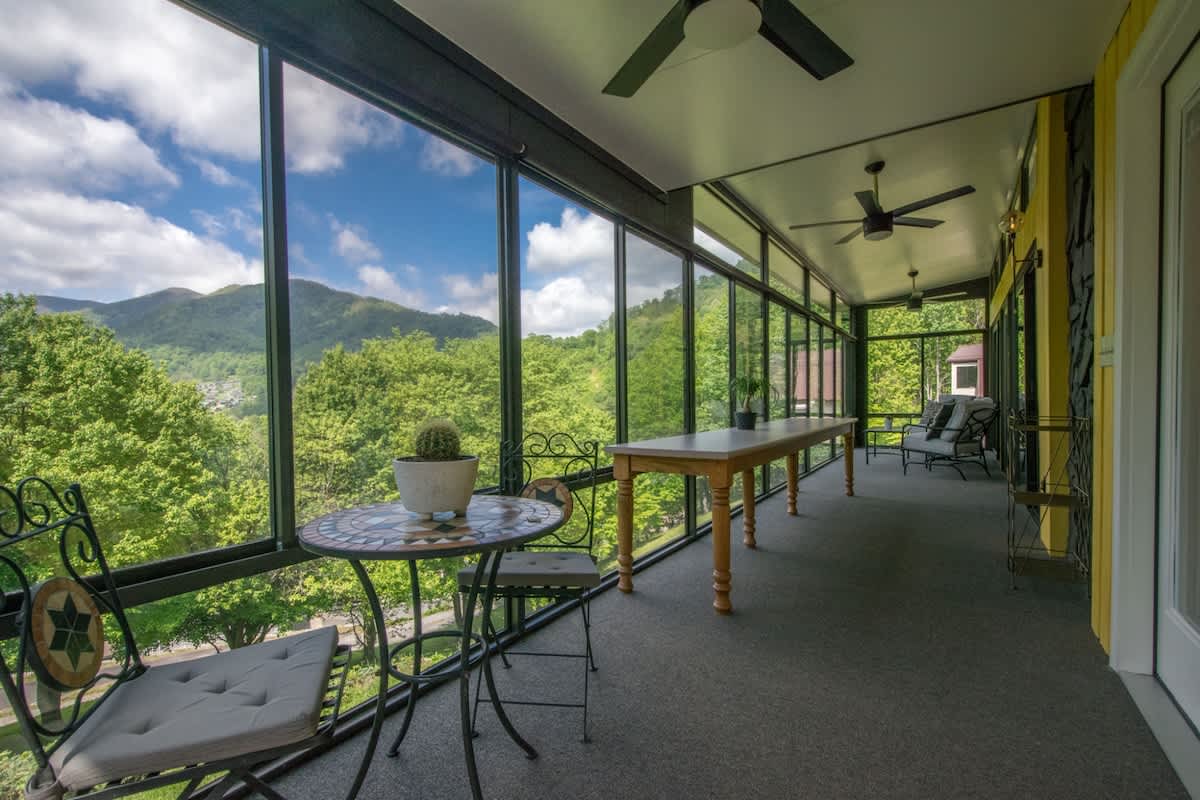 Mountain View 3BR w/ Sunroom | Close  to Ski+Trails + Free Tickets — Maggie Valley, NC — vacation rental