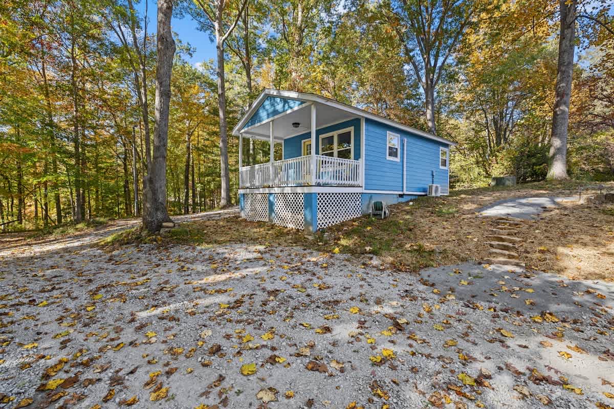 Cozy 1BR Cottage w/ Fire Pit | Dupont | Free Tix — Hendersonville, NC — vacation rental