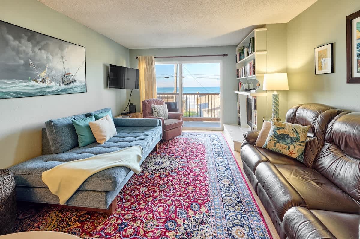 Fun Oceanfront Condo - Ground Floor - Fireplace! 5
