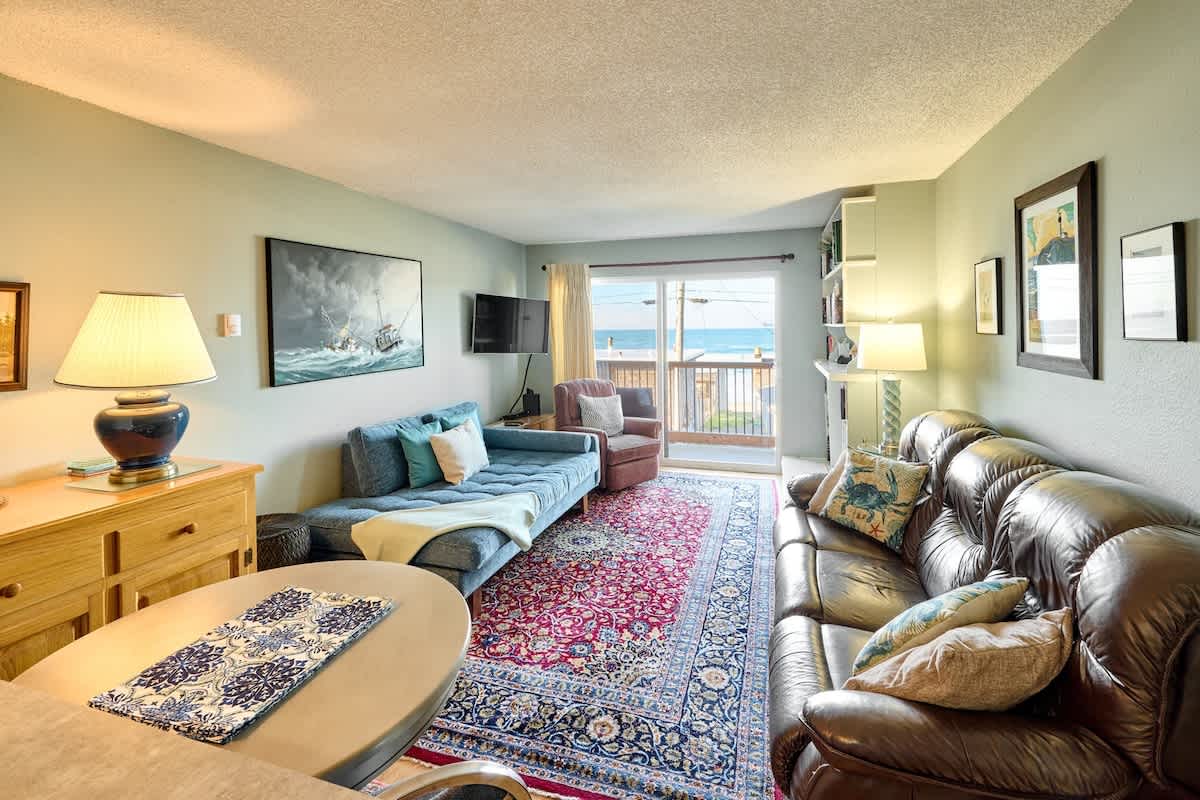 Fun Oceanfront Condo - Ground Floor - Fireplace! 4