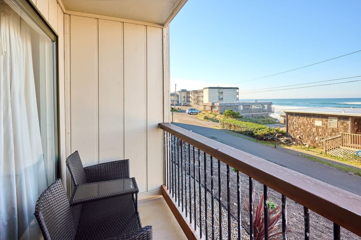 Fun Oceanfront Condo - Ground Floor - Fireplace! 6