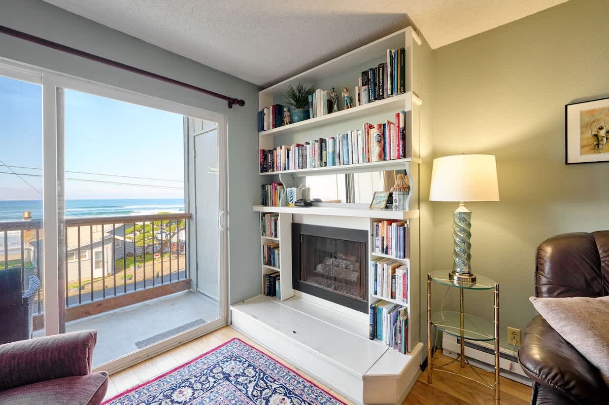 Fun Oceanfront Condo - Ground Floor - Fireplace! 3