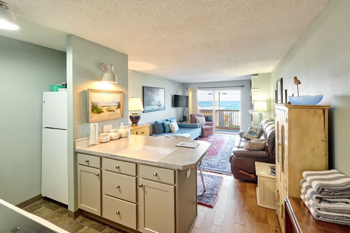 Fun Oceanfront Condo - Ground Floor - Fireplace! 2