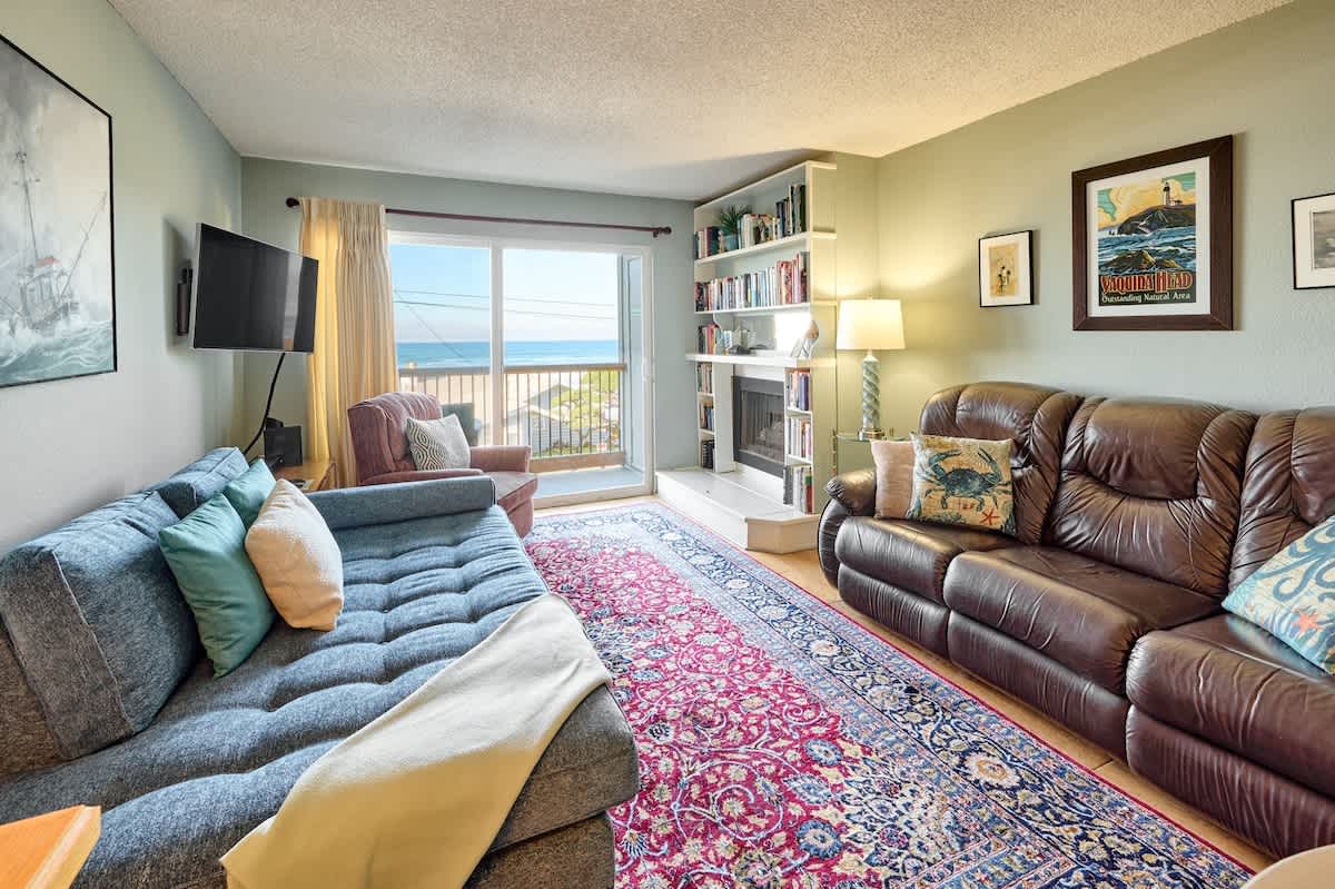 Fun Oceanfront Condo - Ground Floor - Fireplace!
