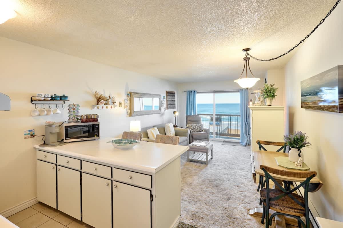 Relaxing Oceanfront Condo - Top Floor - Fireplace!