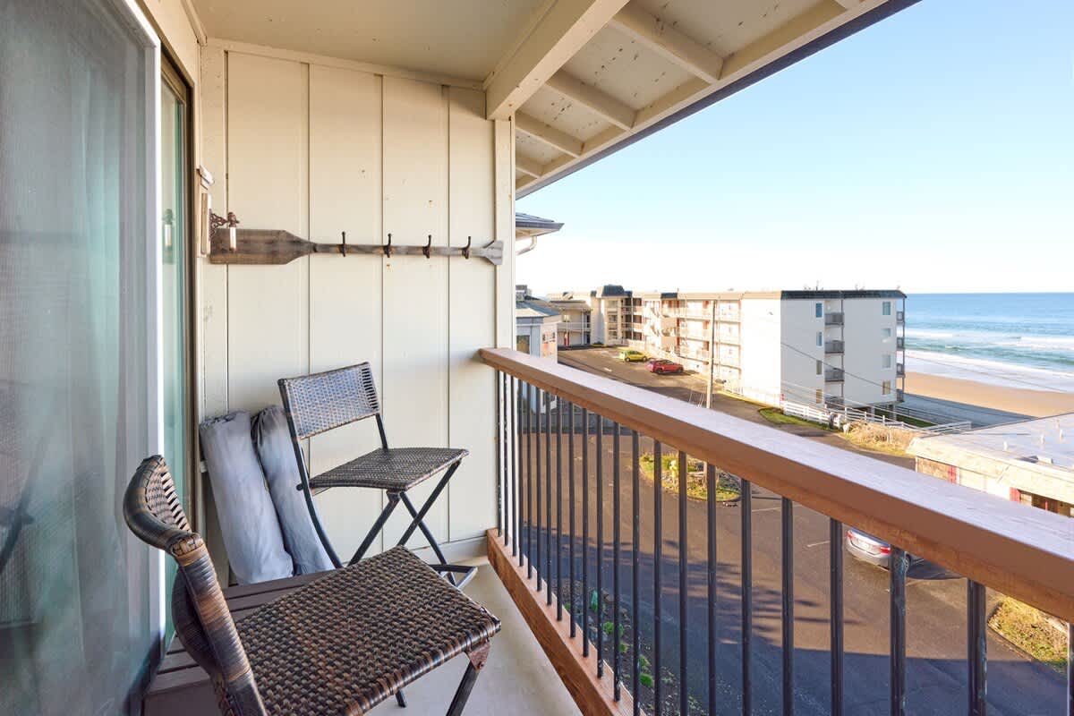 Relaxing Oceanfront Condo - Top Floor - Fireplace! 2