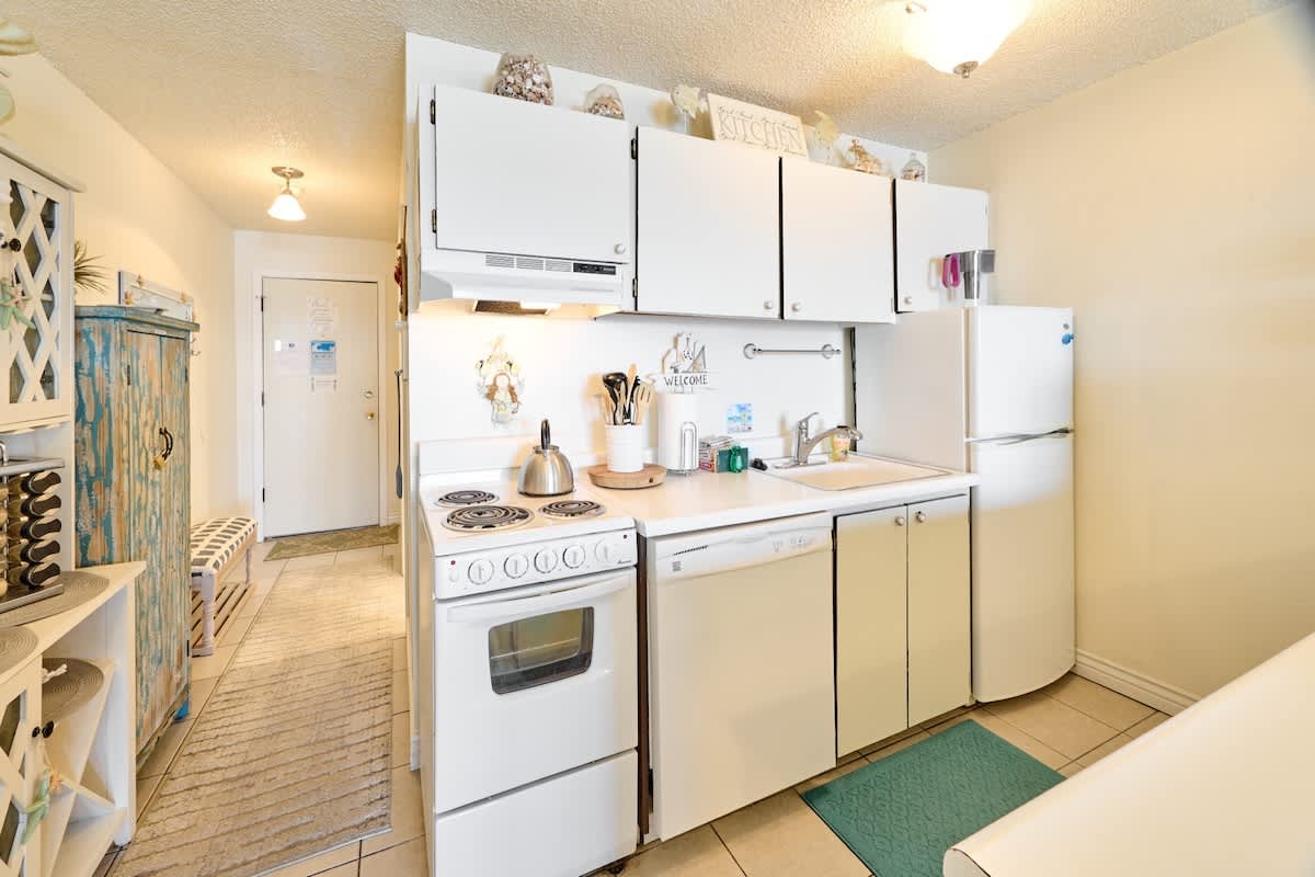 Relaxing Oceanfront Condo - Top Floor - Fireplace! 6