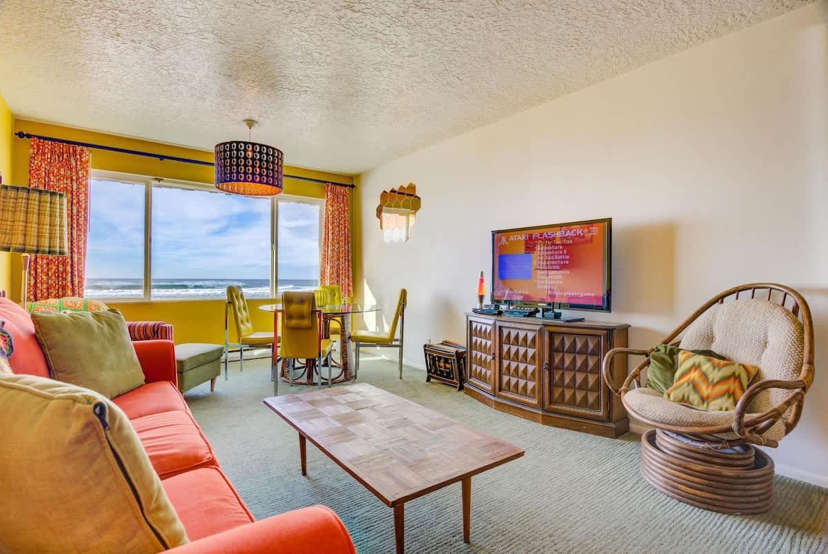 Retro Oceanfront Suite - Pool and Sauna - Second Floor - Sleeps 4 5