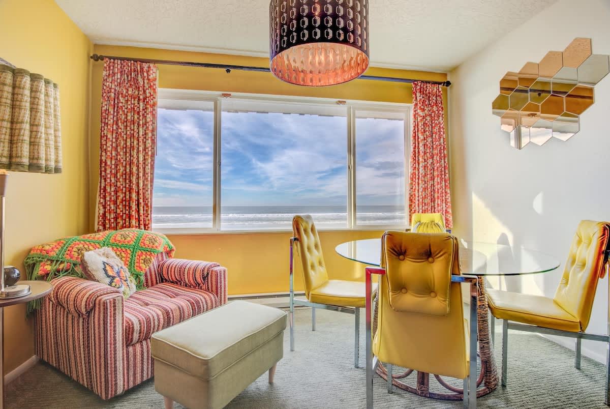 Retro Oceanfront Suite - Pool and Sauna - Second Floor - Sleeps 4 6