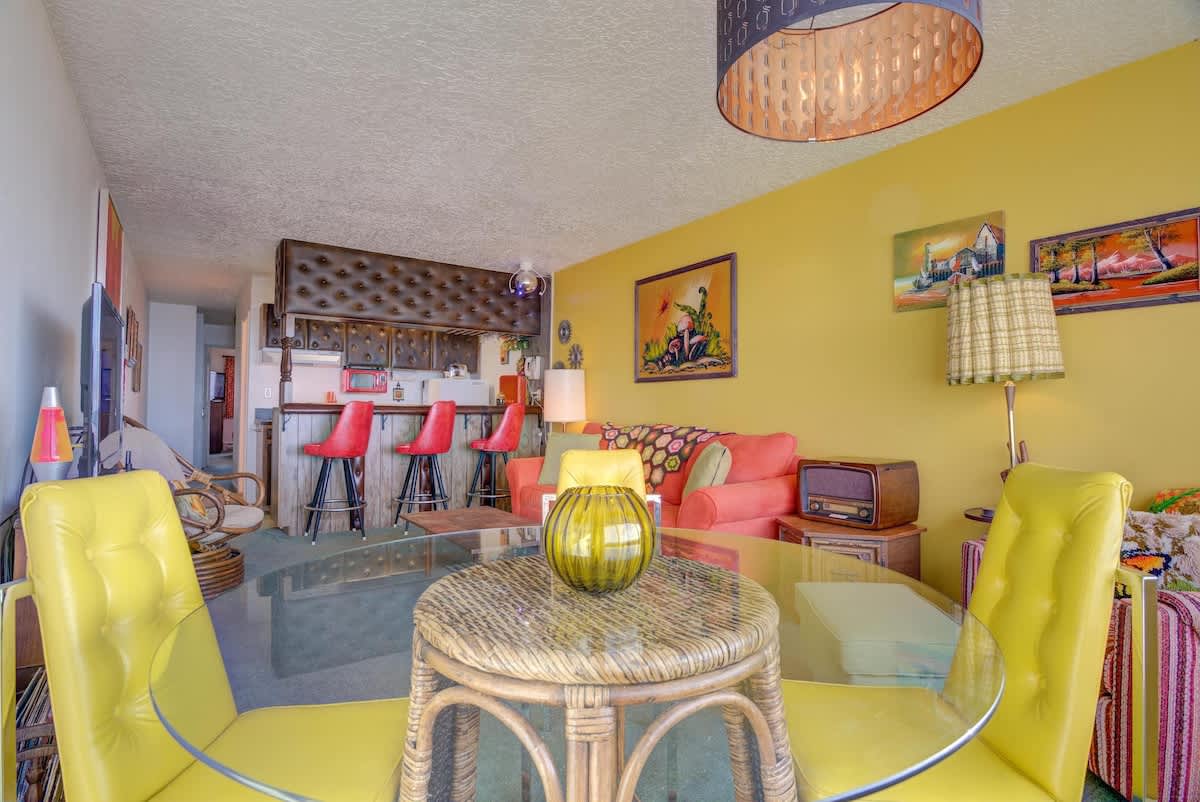 Retro Oceanfront Suite - Pool and Sauna - Second Floor - Sleeps 4 2