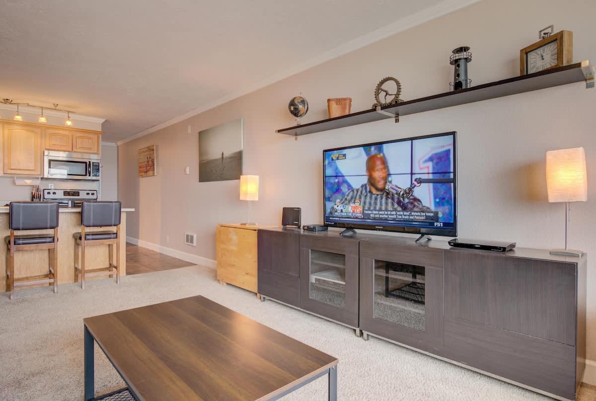 Luxurious Oceanfront Suite - Sleeps 6 - Second Floor - Pool and Sauna! 6