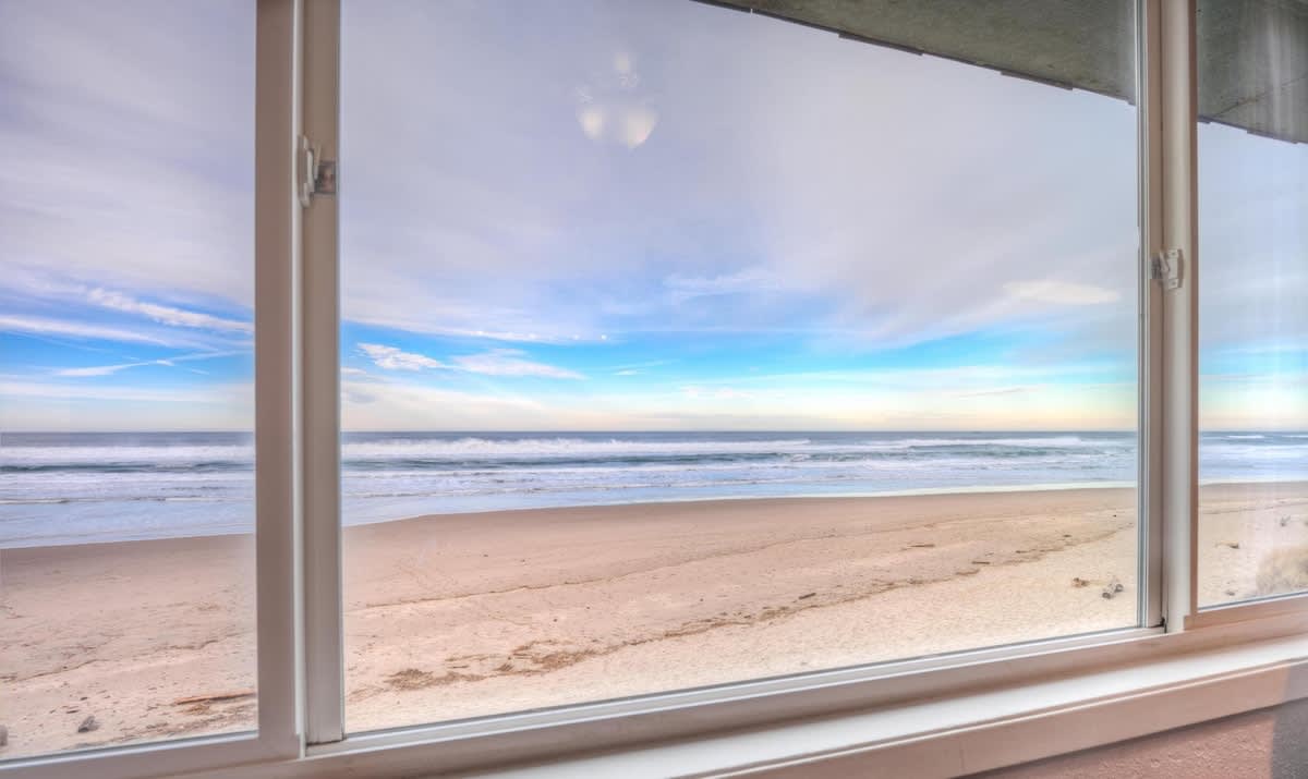 Luxurious Oceanfront Suite - Sleeps 6 - Second Floor - Pool and Sauna! 4