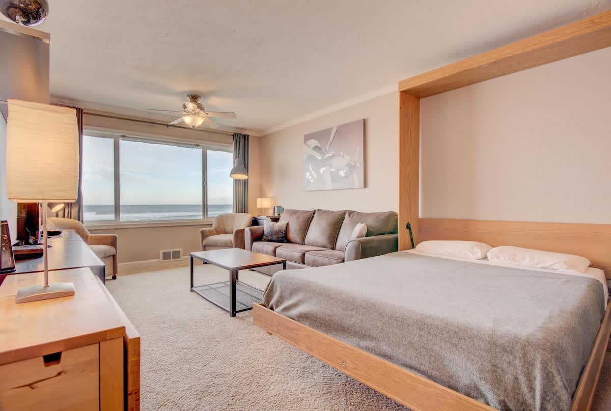 Luxurious Oceanfront Suite - Sleeps 6 - Second Floor - Pool and Sauna! 2