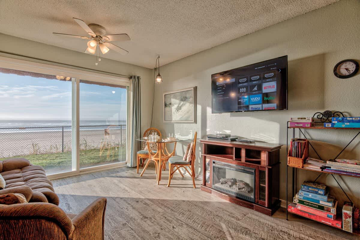 Deluxe Ground Floor Beachfront Condo Suite - Pool and Sauna! 2
