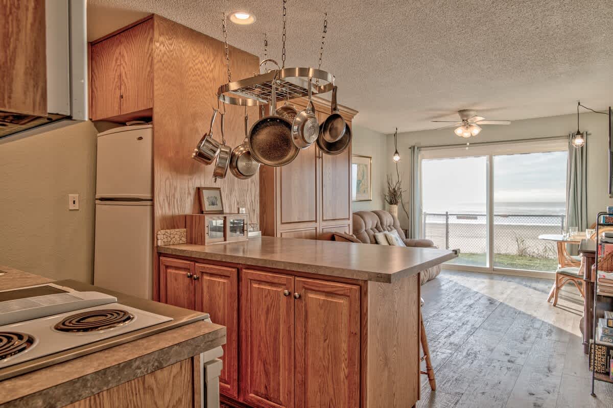 Deluxe Ground Floor Beachfront Condo Suite - Pool and Sauna! 4