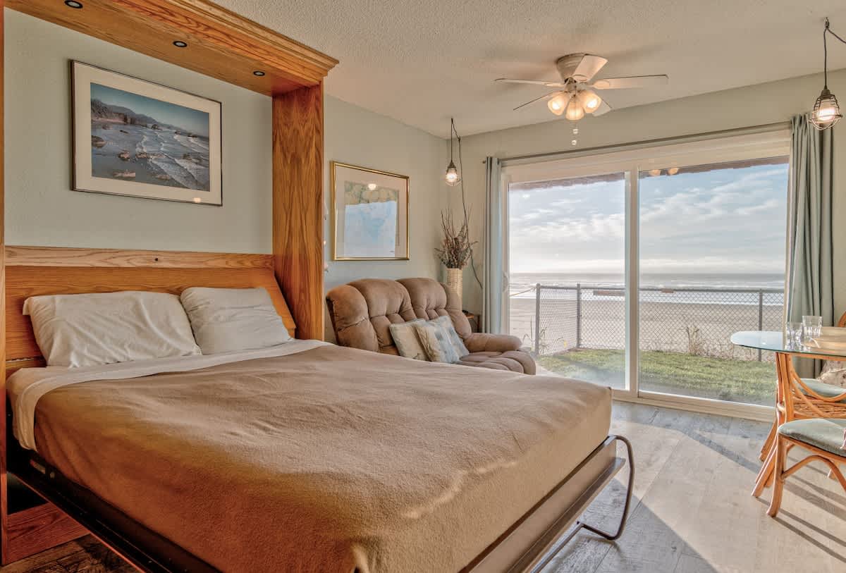 Deluxe Ground Floor Beachfront Condo Suite - Pool and Sauna!