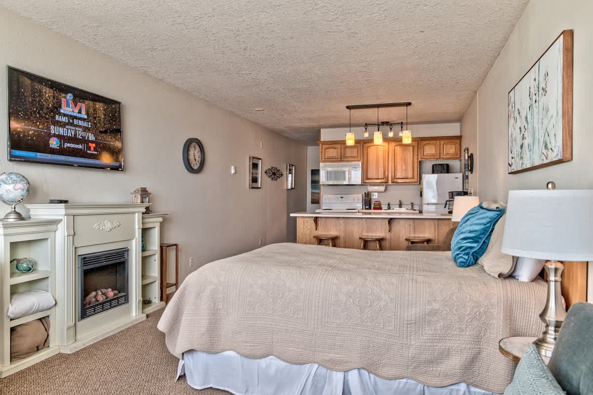 Top Floor Oceanfront Suite - Sleeps 5 - Pool and Sauna! 6