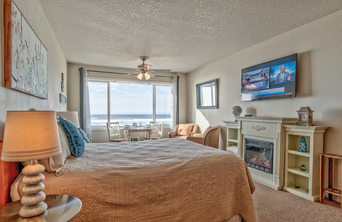 Top Floor Oceanfront Suite - Sleeps 5 - Pool and Sauna! 5