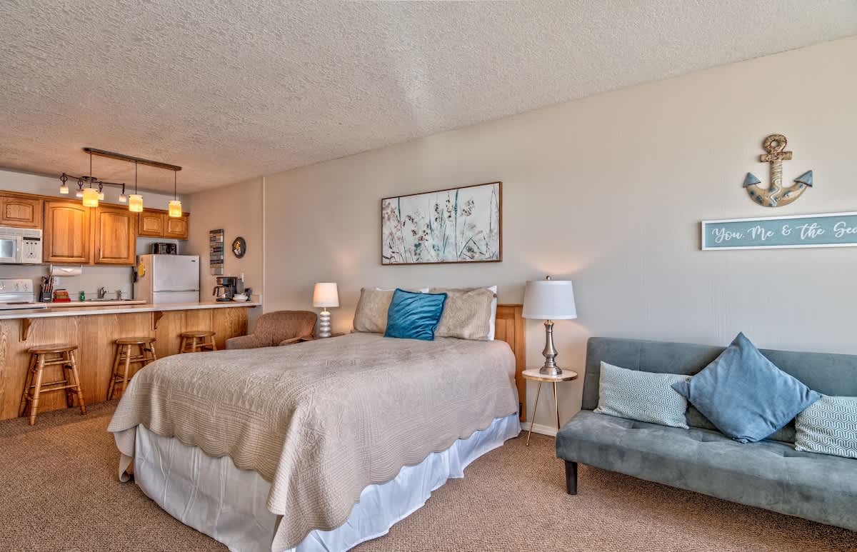 Top Floor Oceanfront Suite - Sleeps 5 - Pool and Sauna! 3