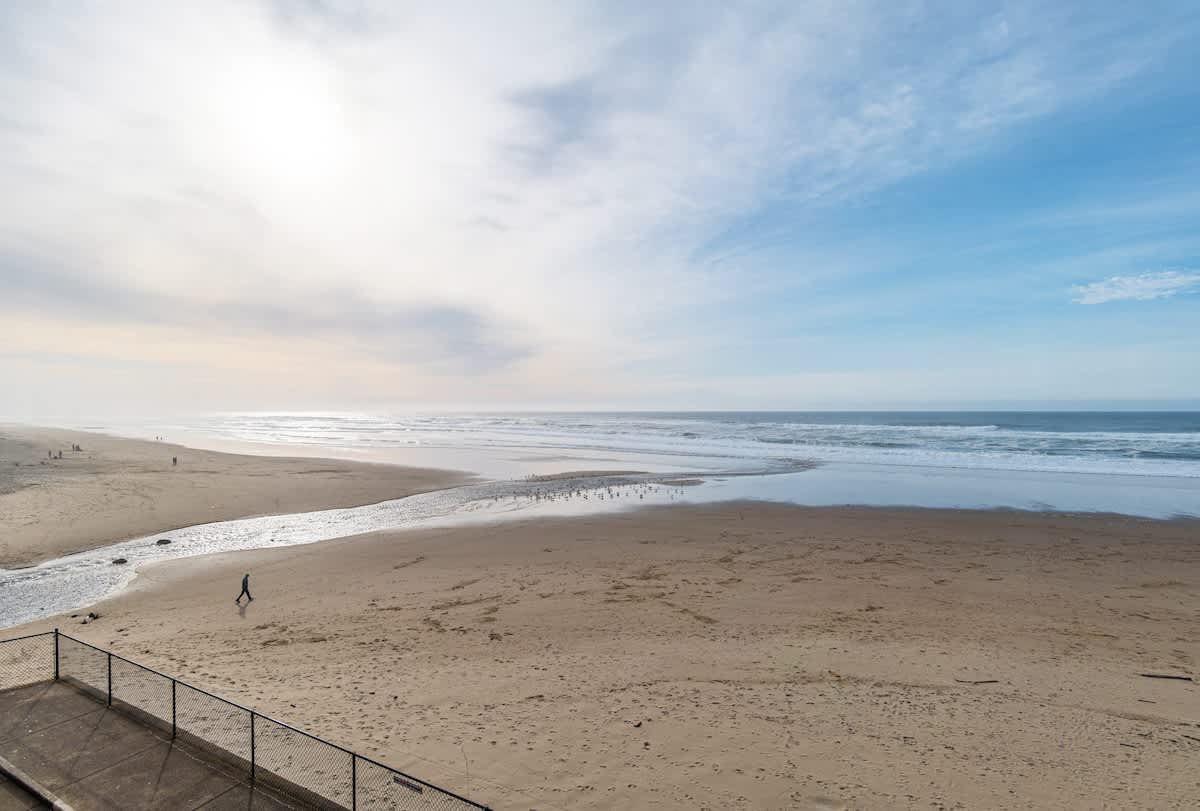 Top Floor Oceanfront Suite - Sleeps 5 - Pool and Sauna! 4