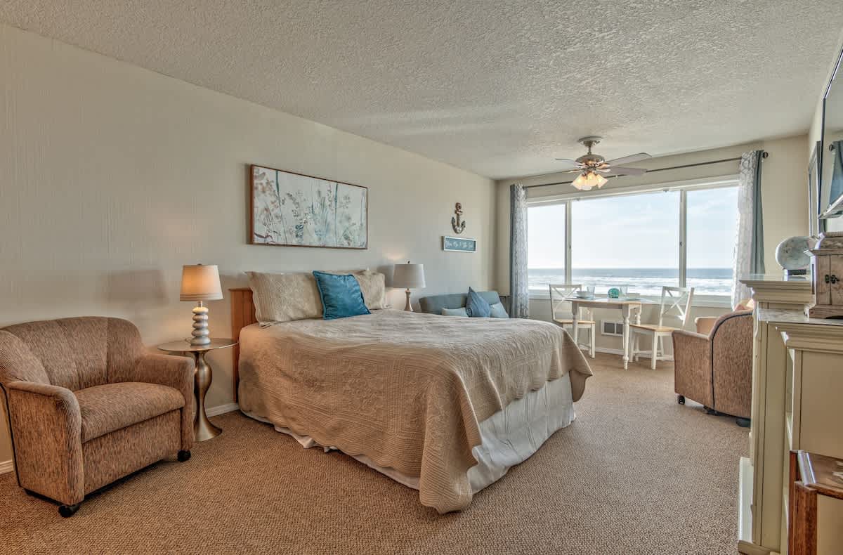 Top Floor Oceanfront Suite - Sleeps 5 - Pool and Sauna! 2