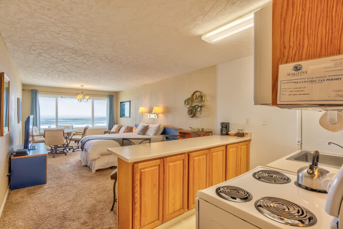 Spacious Oceanfront Suite - Sleeps 4 - Top Floor - Pool and Sauna! 4