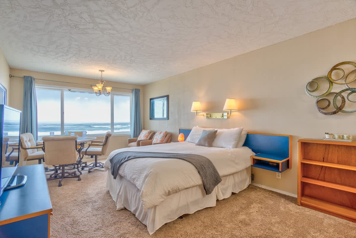 Spacious Oceanfront Suite - Sleeps 4 - Top Floor - Pool and Sauna! 3