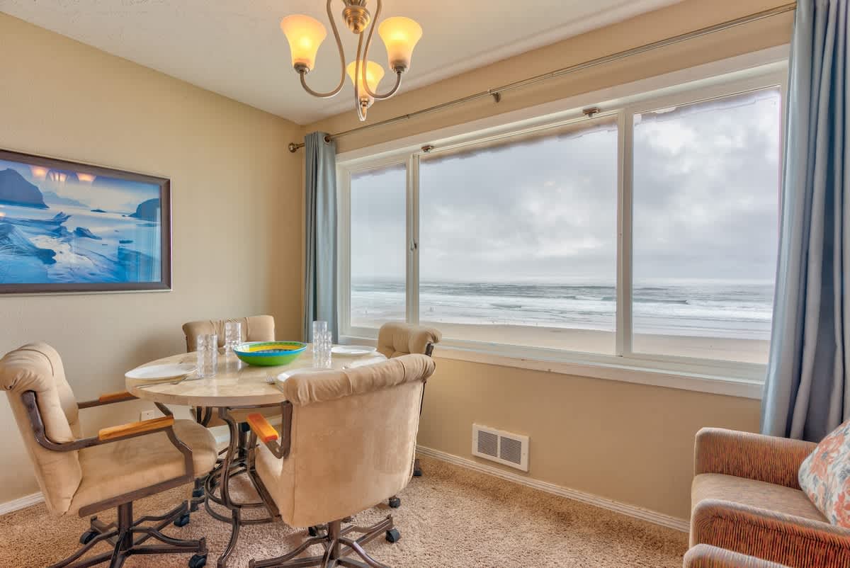 Spacious Oceanfront Suite - Sleeps 4 - Top Floor - Pool and Sauna! 2