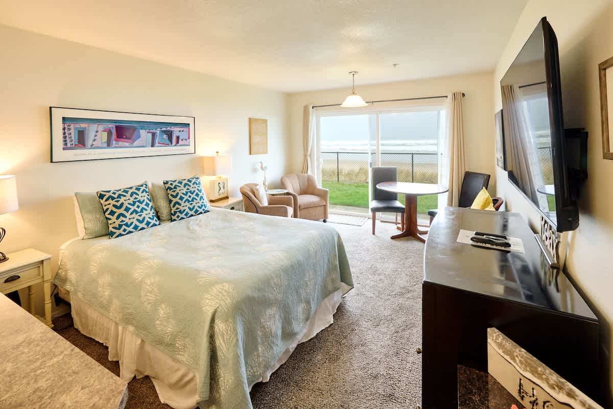 Ground Floor Beachfront Condo Suite - Sleeps 4 - Pool Access!