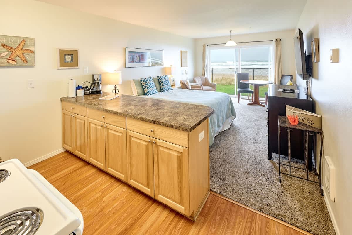 Ground Floor Beachfront Condo Suite - Sleeps 4 - Pool Access! 5