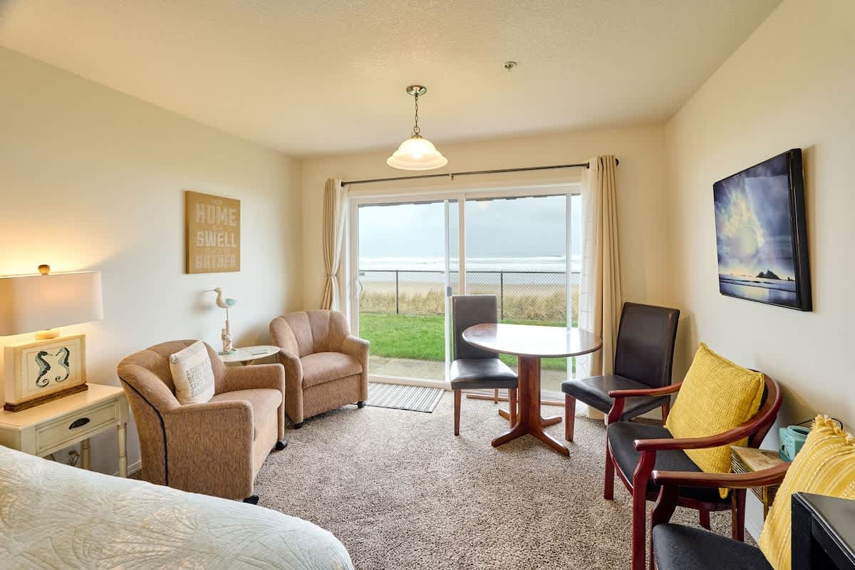 Ground Floor Beachfront Condo Suite - Sleeps 4 - Pool Access! 2