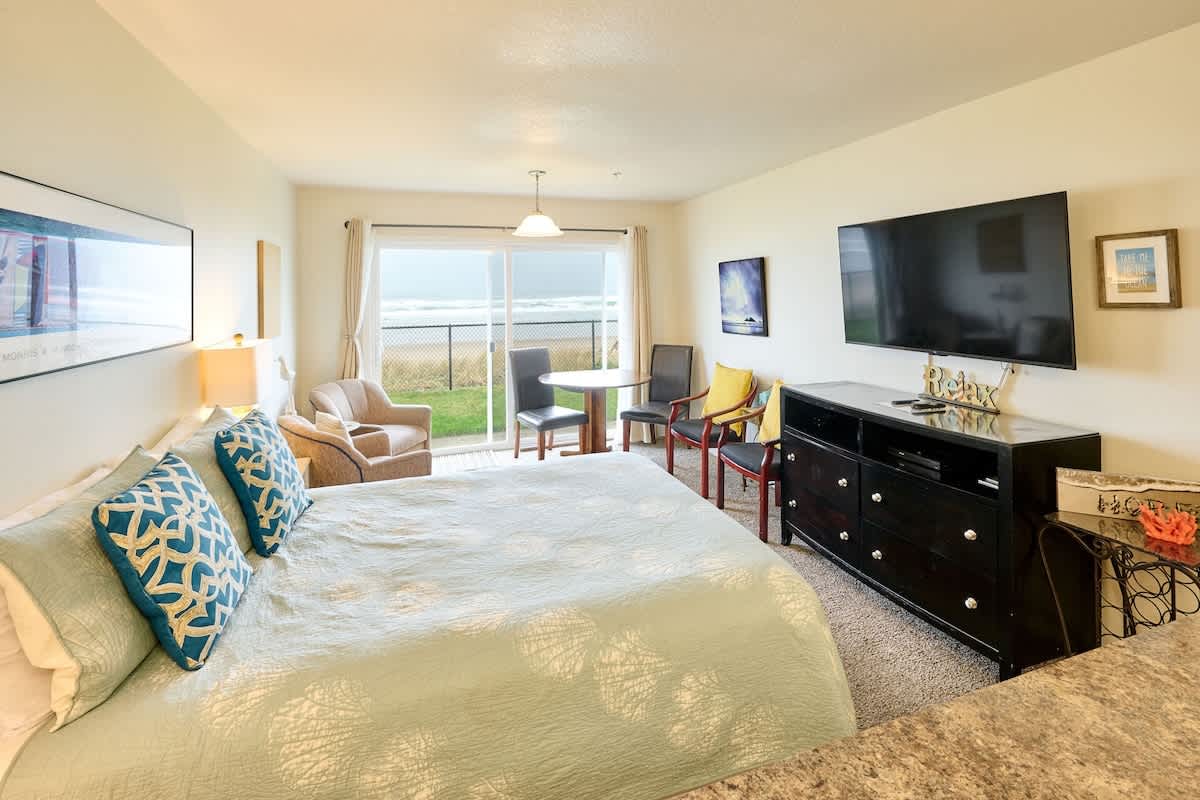 Ground Floor Beachfront Condo Suite - Sleeps 4 - Pool Access! 6