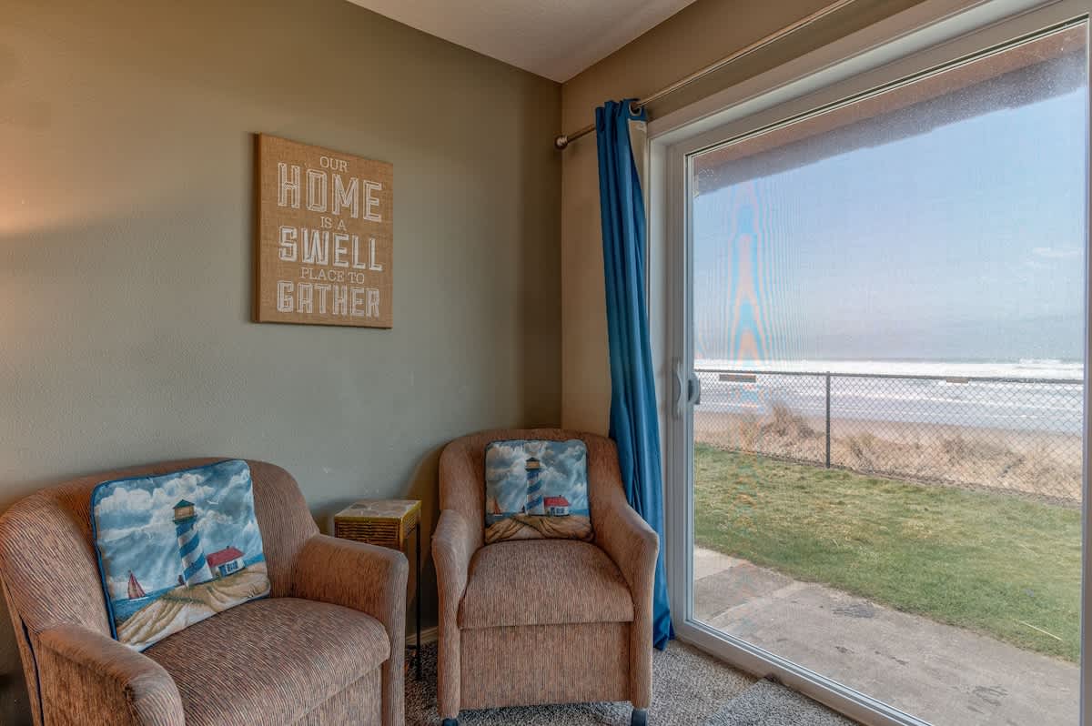 Ground Floor Beachfront Condo Suite - Sleeps 4 - Pool Access! 3