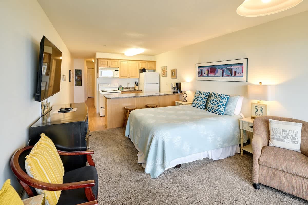Ground Floor Beachfront Condo Suite - Sleeps 4 - Pool Access! 4