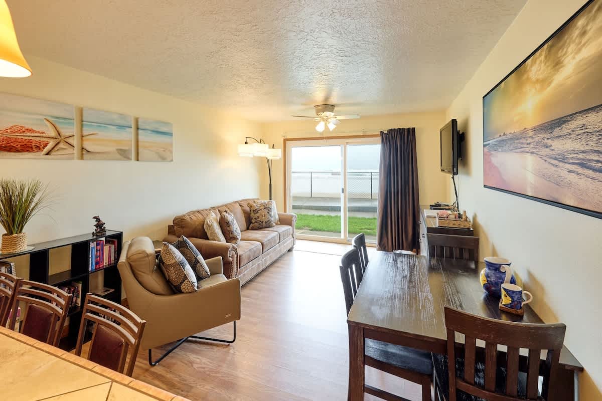 Premier Ground Floor Beachfront Condo - Sleeps 4 - Saltwater Pool!