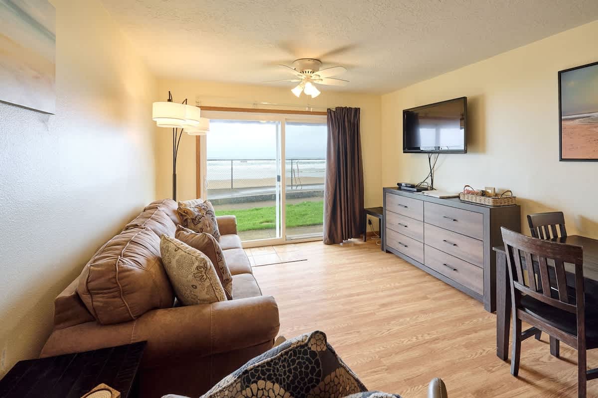 Premier Ground Floor Beachfront Condo - Sleeps 4 - Saltwater Pool! 4
