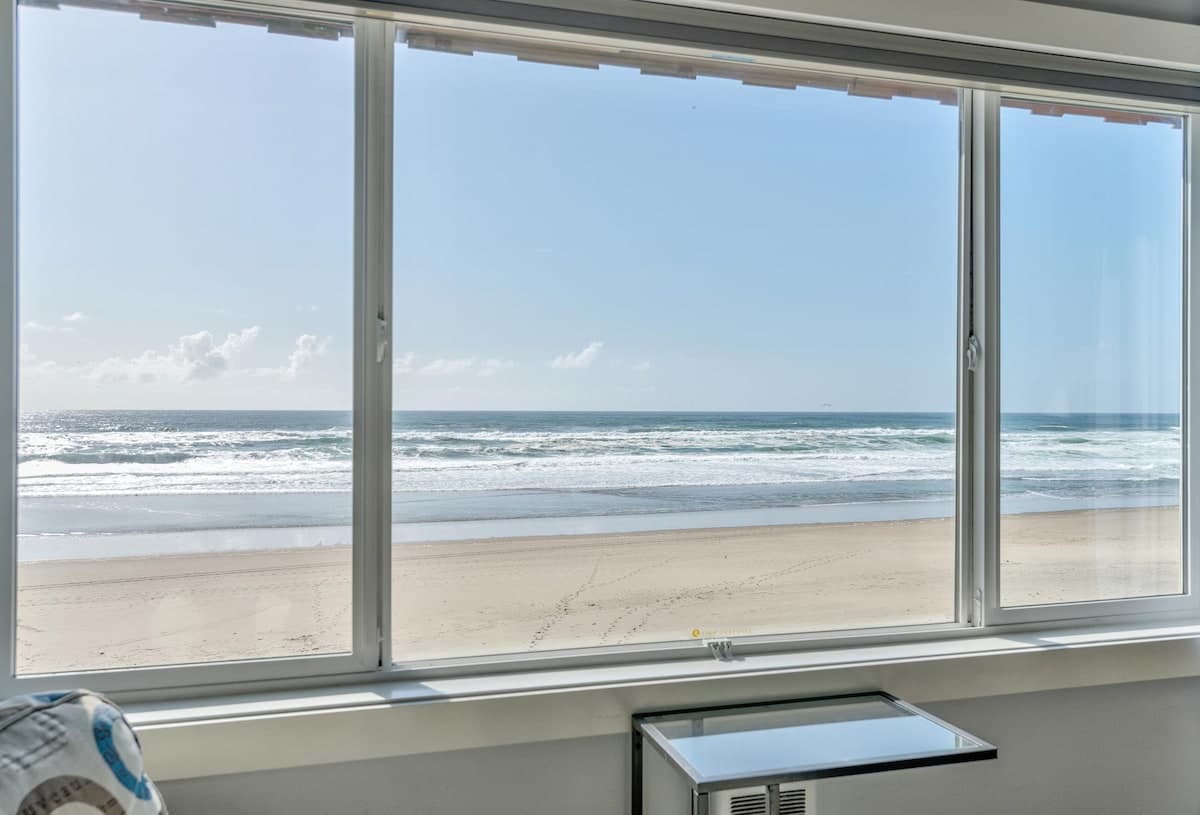 Top Floor Oceanfront Suite - Pool and Sauna - Sleeps 4! 4