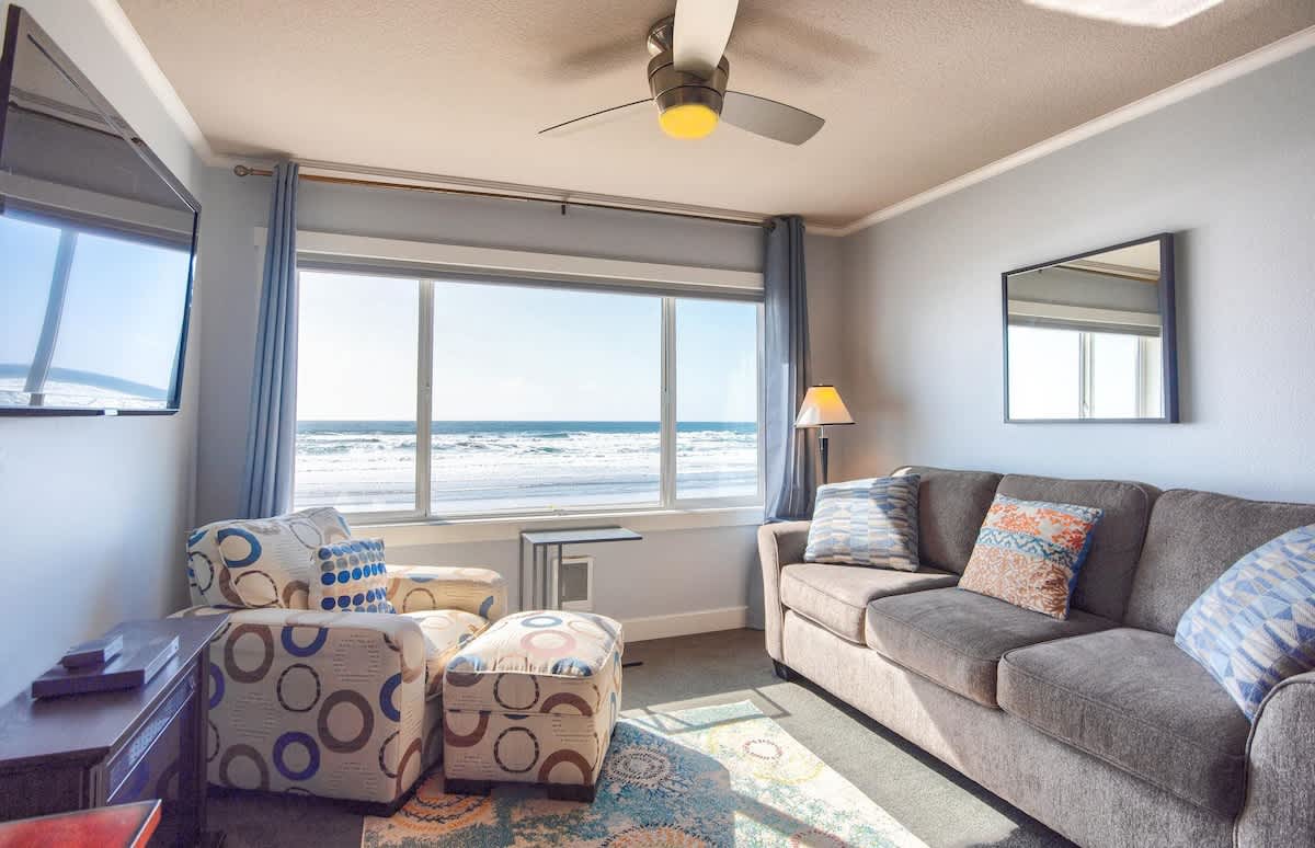 Top Floor Oceanfront Suite - Pool and Sauna - Sleeps 4! 2