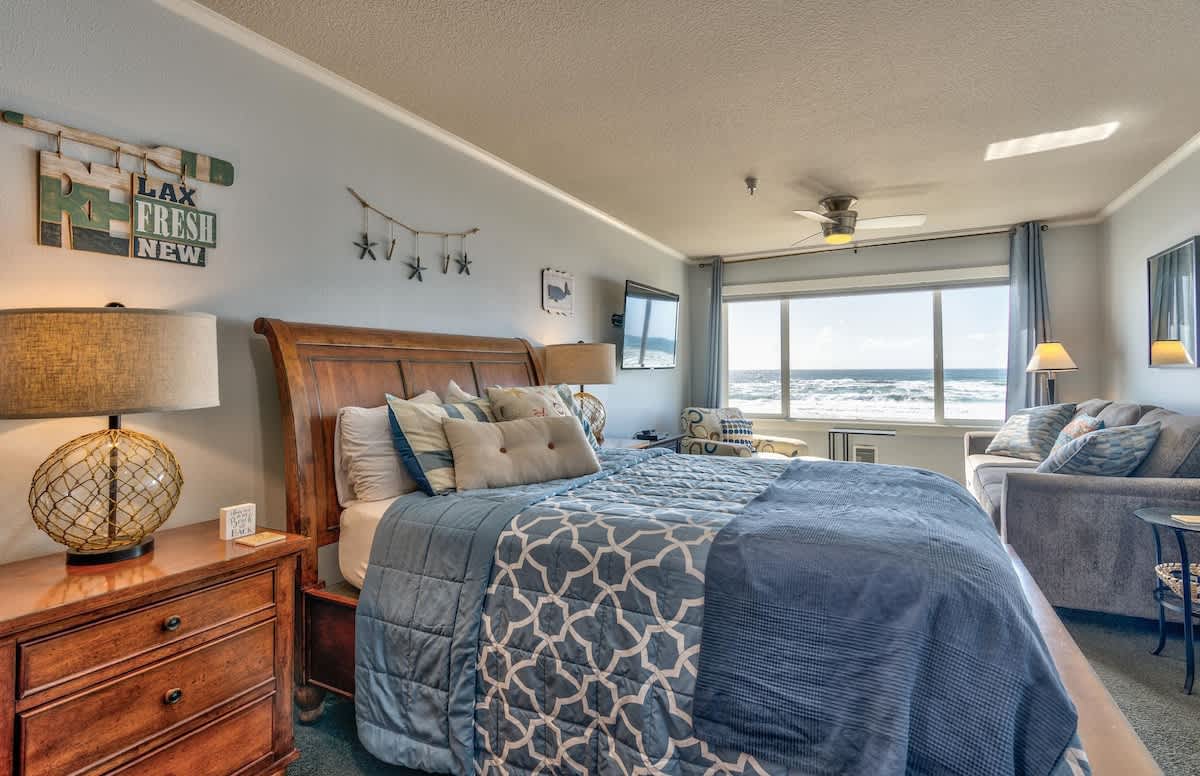 Top Floor Oceanfront Suite - Pool and Sauna - Sleeps 4!