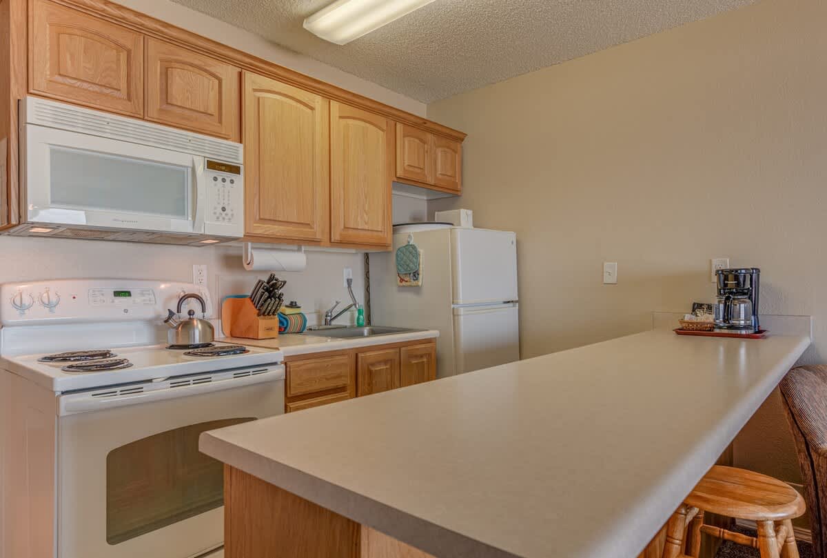 Steps to the Sand! Ground Floor Beachfront Condo - Sleeps 4! Pool and Sauna! 4