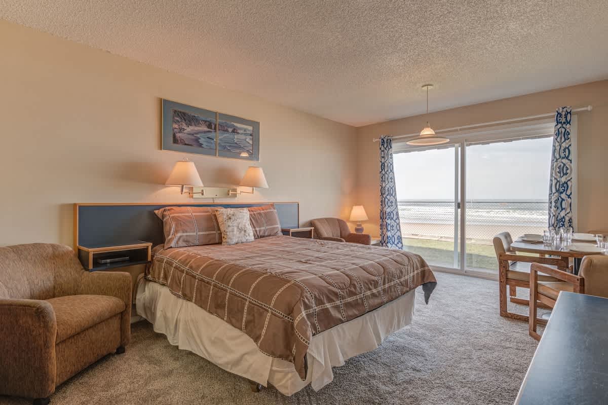 Steps to the Sand! Ground Floor Beachfront Condo - Sleeps 4! Pool and Sauna!