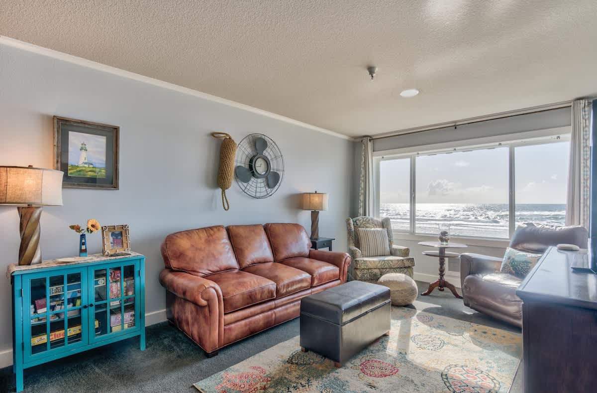 Luxury Top Floor Beachfront Super Condo -Sleeps 8! 4