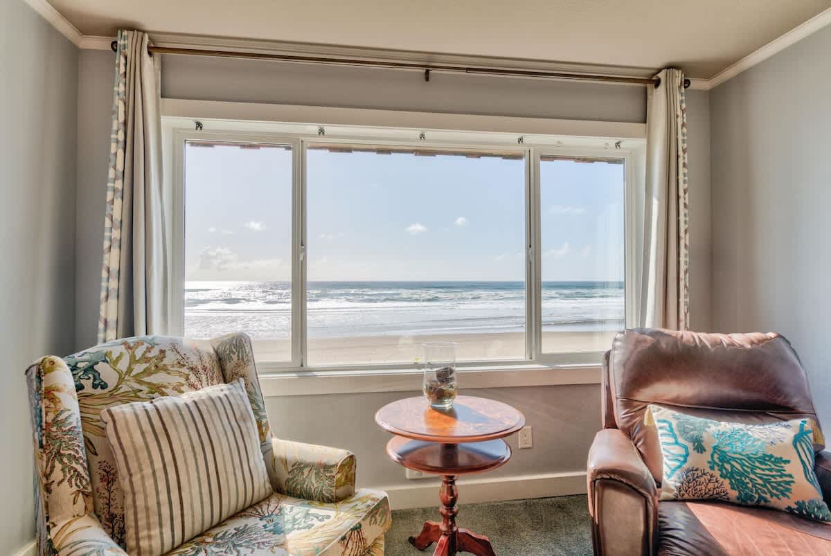 Luxury Top Floor Beachfront Super Condo -Sleeps 8! 2