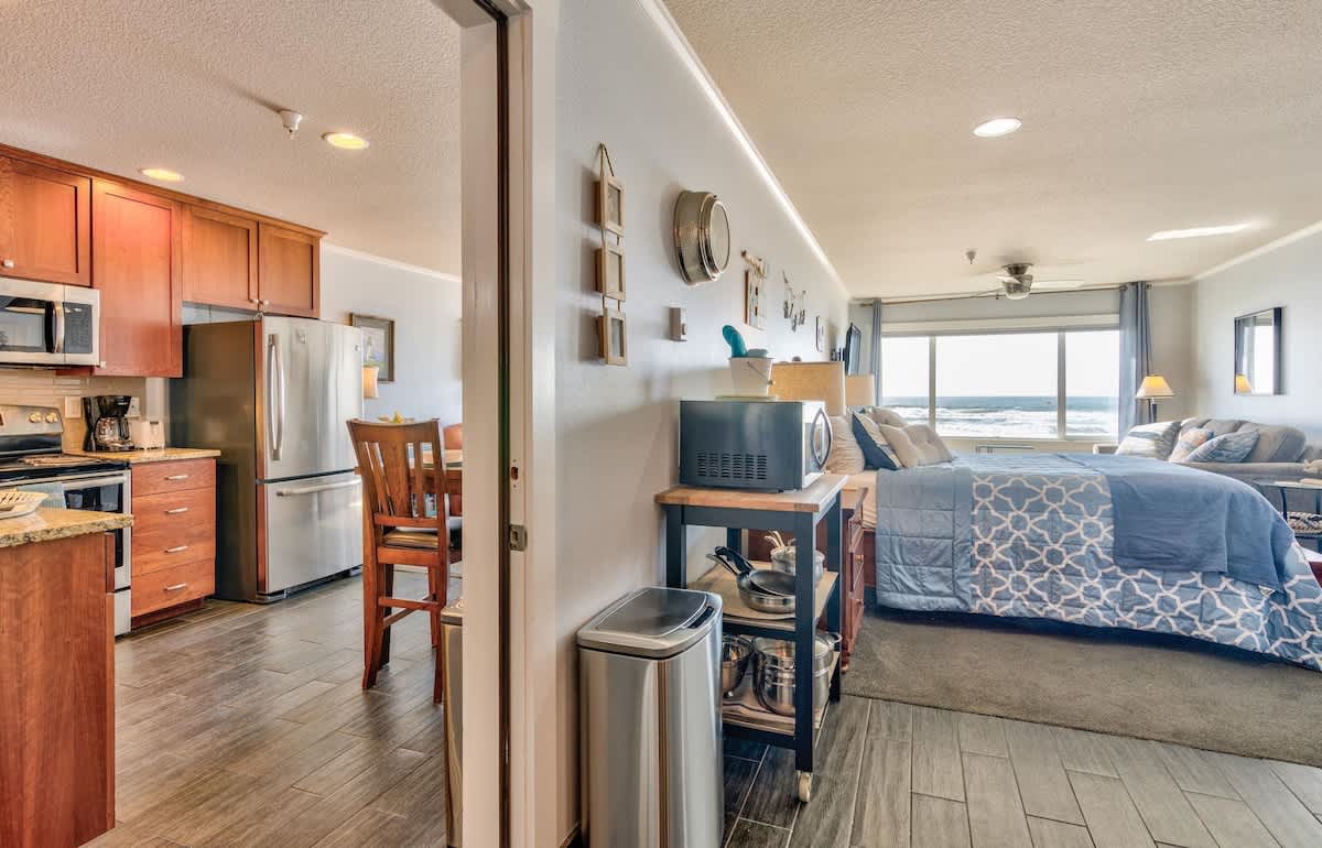Luxury Top Floor Beachfront Super Condo -Sleeps 8!