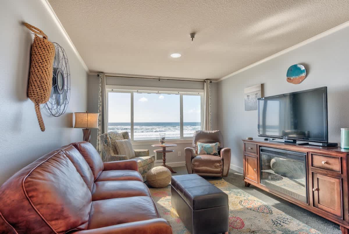Luxury Top Floor Beachfront Super Condo -Sleeps 8! 6