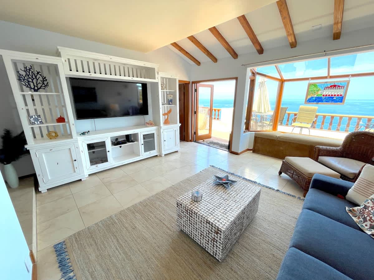 Gorgeous Catalina Villa in Hamilton Cove 3