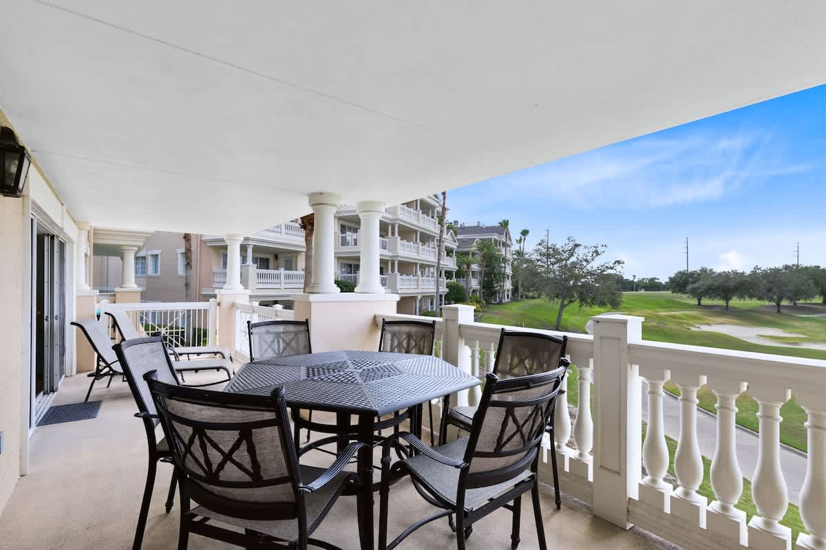 Outstanding condo with sensational views on golf r 3