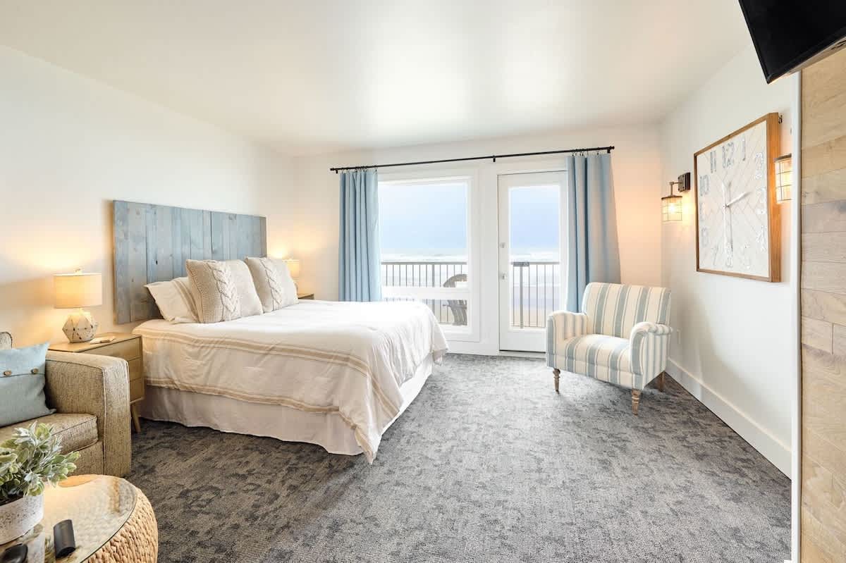 Deluxe Suite for 6, King Bed & Ocean Views, Pool and Hot Tub!