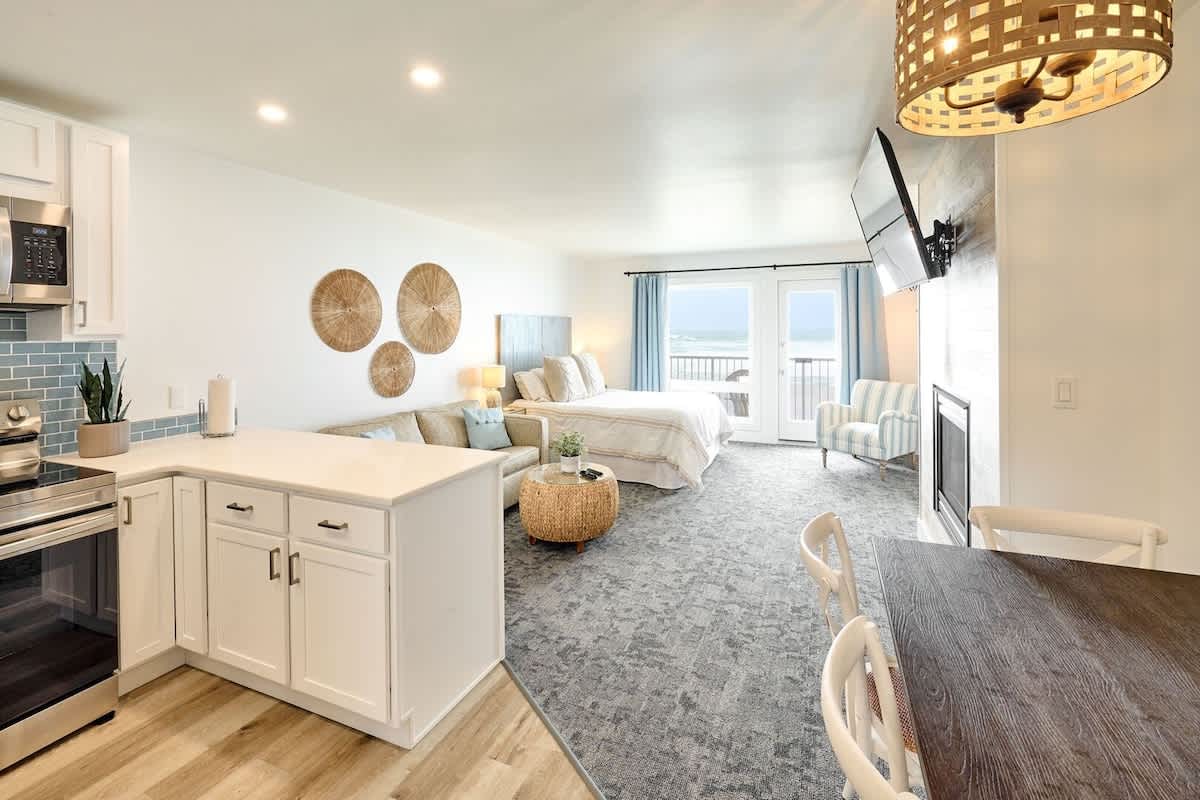 Deluxe Suite for 6, King Bed & Ocean Views, Pool and Hot Tub! 3